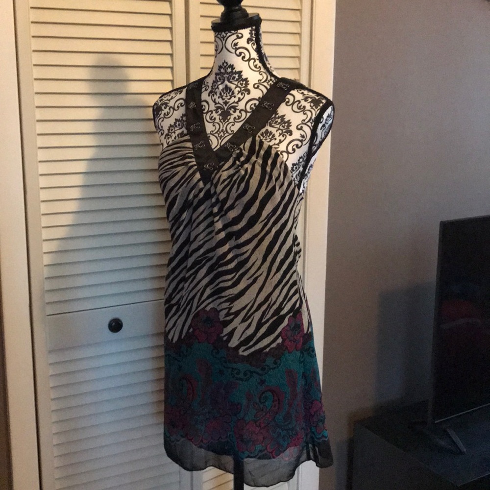 Beautiful summer tank very pretty / back zipper /
